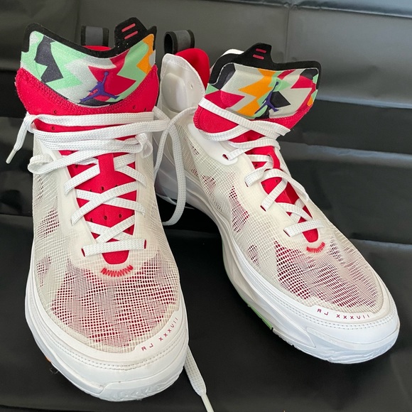 Jordan 37 Hare 2022 Size 11.5 Mens/ 12 Womens